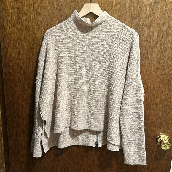 Free people mock neck sweater. In really good condition with some pilling. - Picture 3 of 5